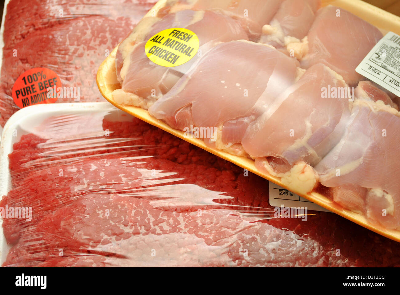 El pollo y la carne de vacuno en el mercado Foto de stock