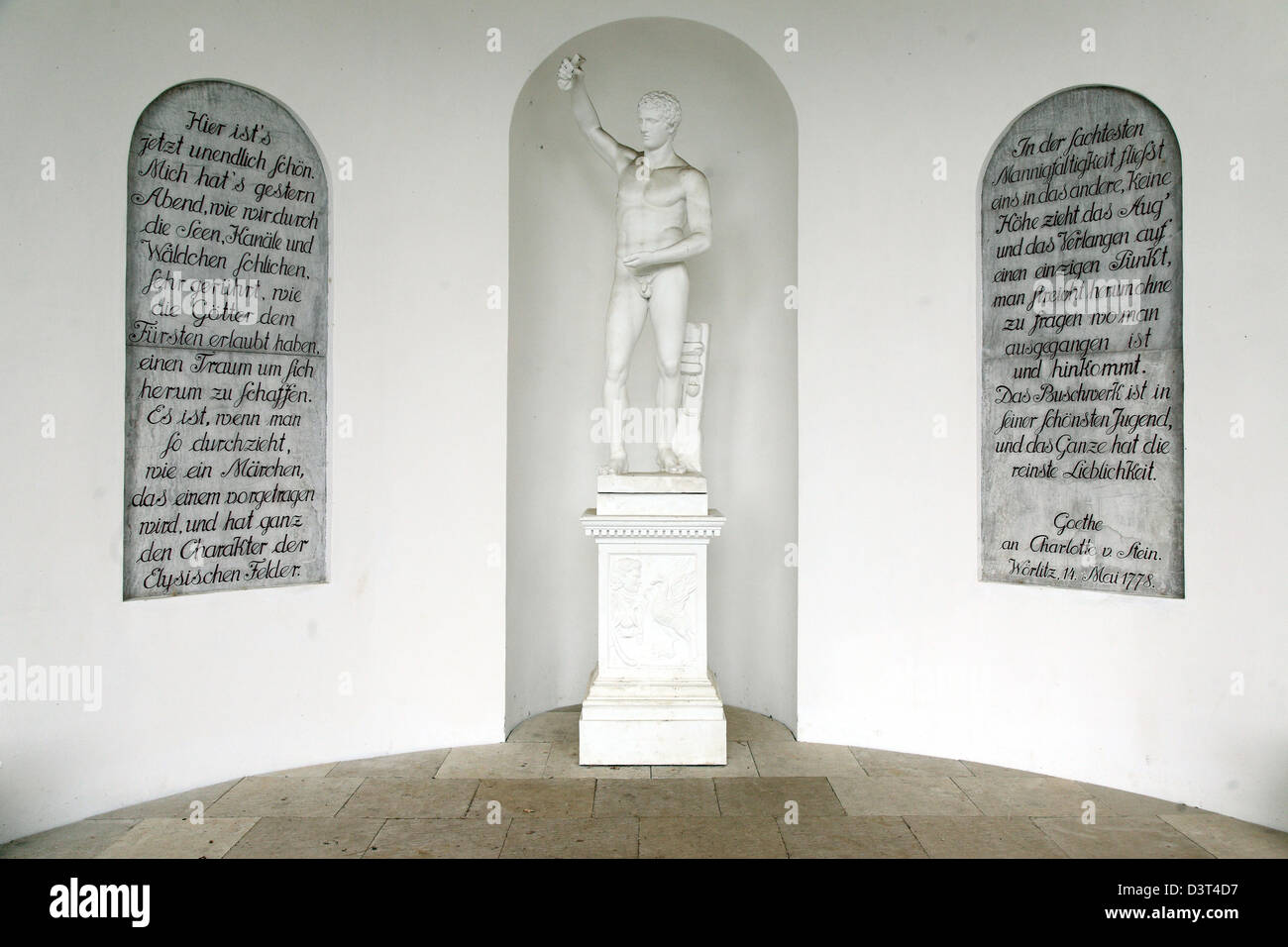 Woerlitz, Alemania, la estatua y Goethe cita en Ninfeo en plantas Woerlitzer Foto de stock