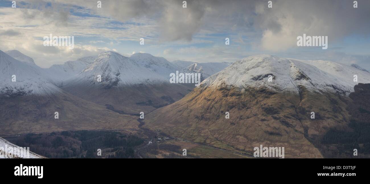 Nevadas Mor y Meall Gleann na Leac Muidhe, Glencoe, Highlands escocesas Foto de stock