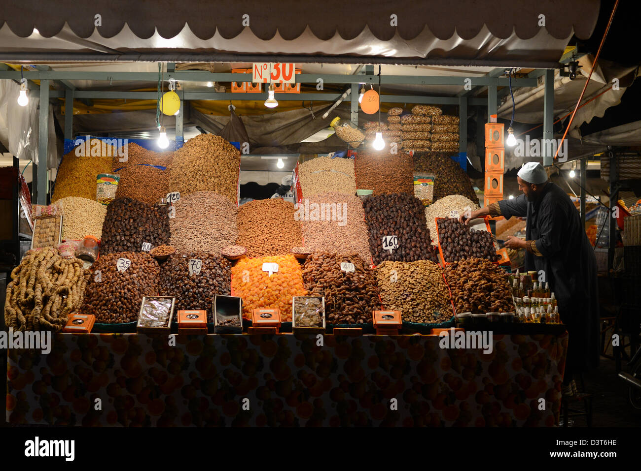 Los frutos secos, Mercado de Djemaa el Fna en Marrakech, Marruecos Foto de stock