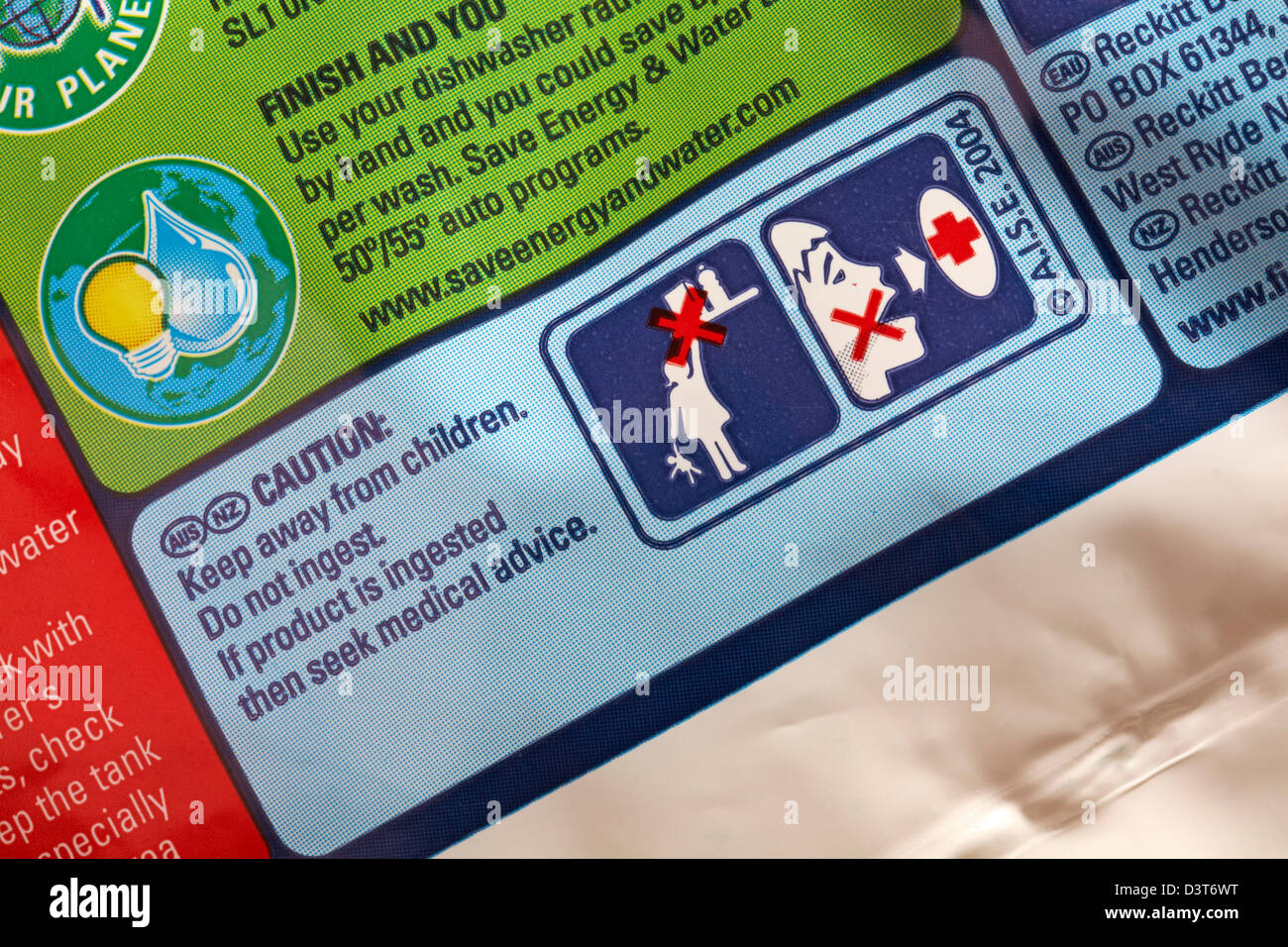 Precaución mantener fuera del alcance de los niños no ingerir si el  producto es ingerido y luego buscar asesoramiento médico advertencias en  sal lavavajillas Fotografía de stock - Alamy