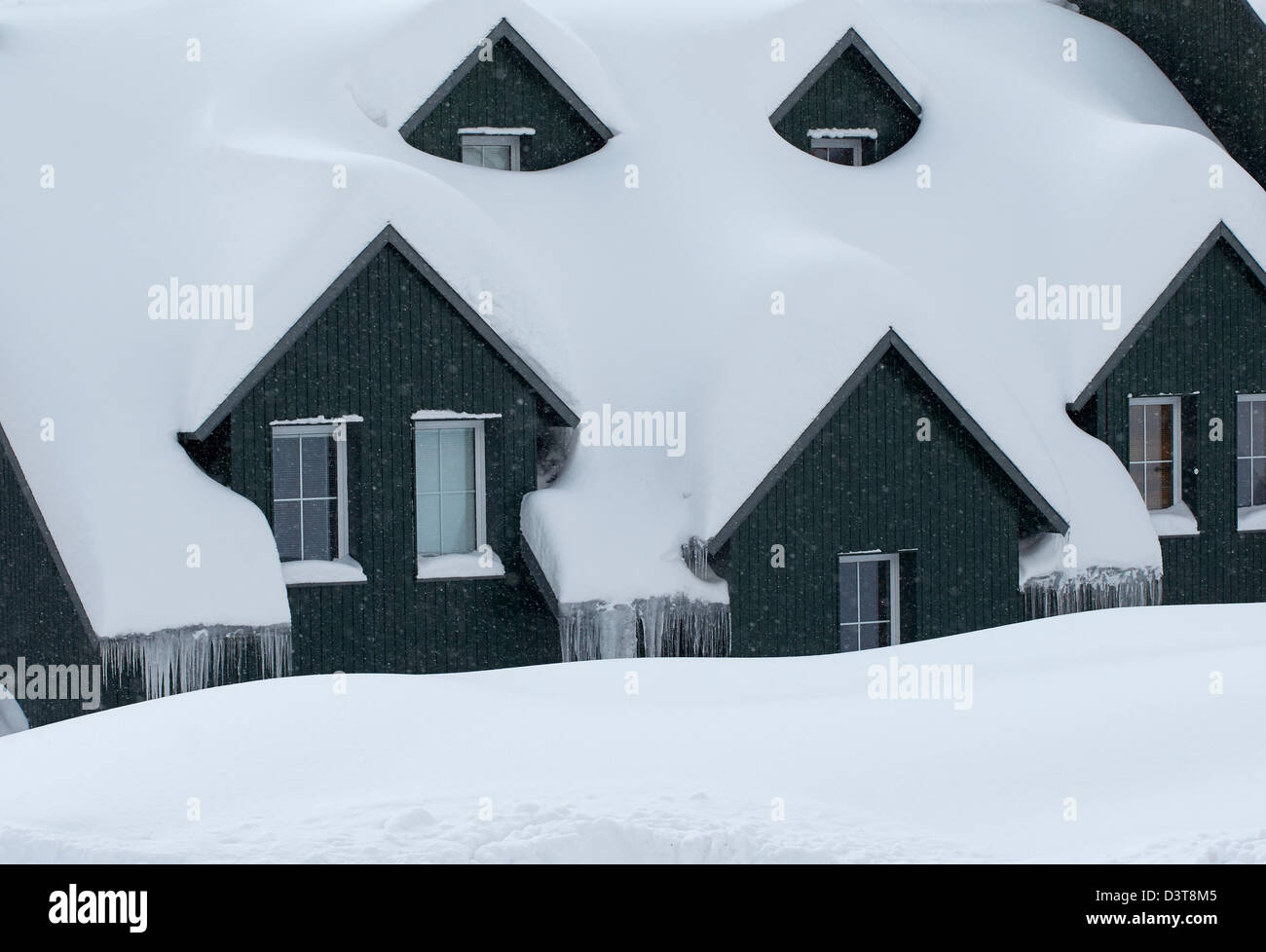 Casas de montaña cubiertas de nieve, montañas gigantes, Horni Misecky, República Checa Foto de stock
