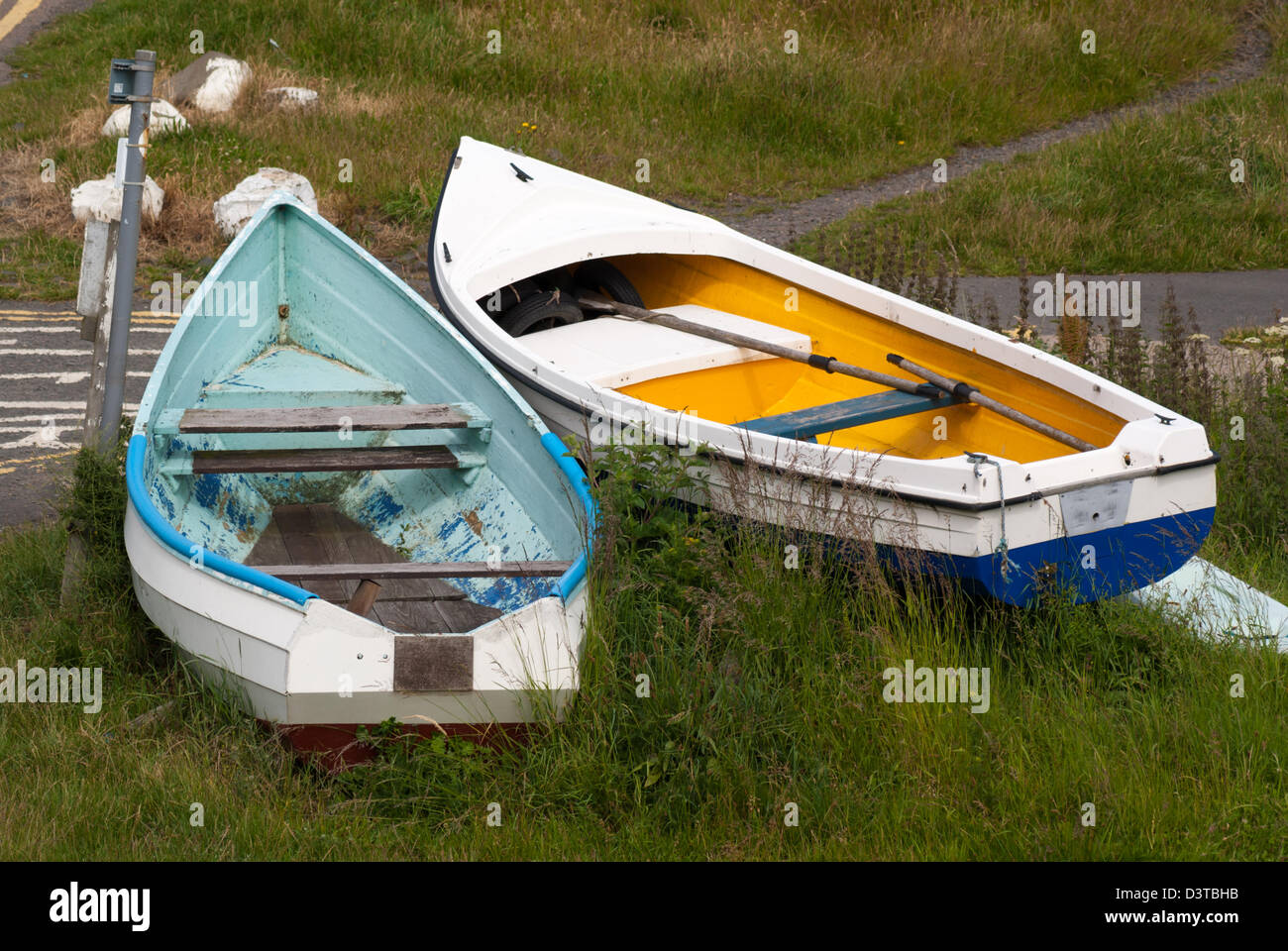 Barcos de pesca izados en el puerto de Craster, Northumberland Foto de stock