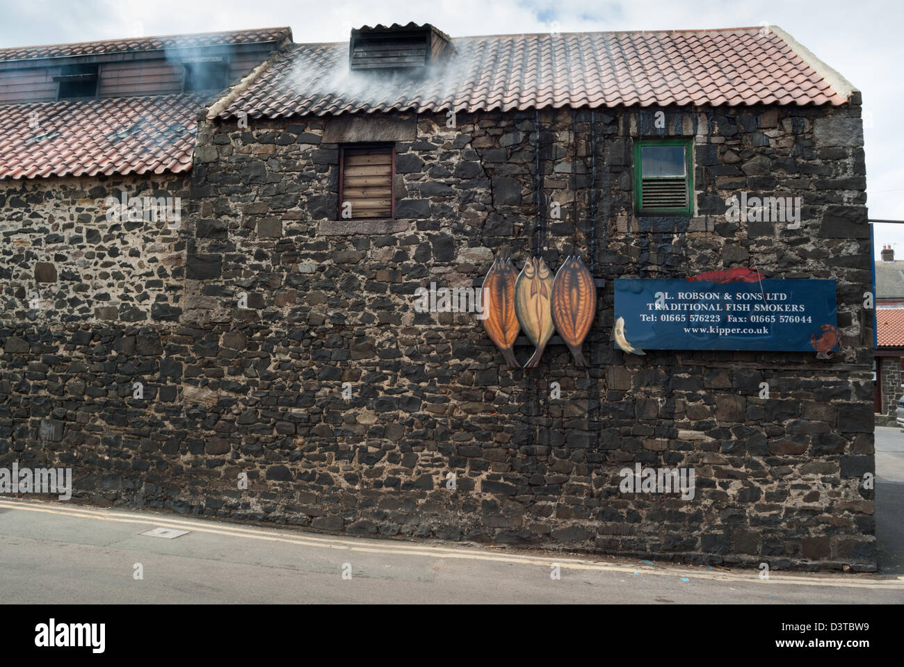 Smokehouse con kipper firmar en la pared, Craster, Northumberland, Inglaterra Foto de stock