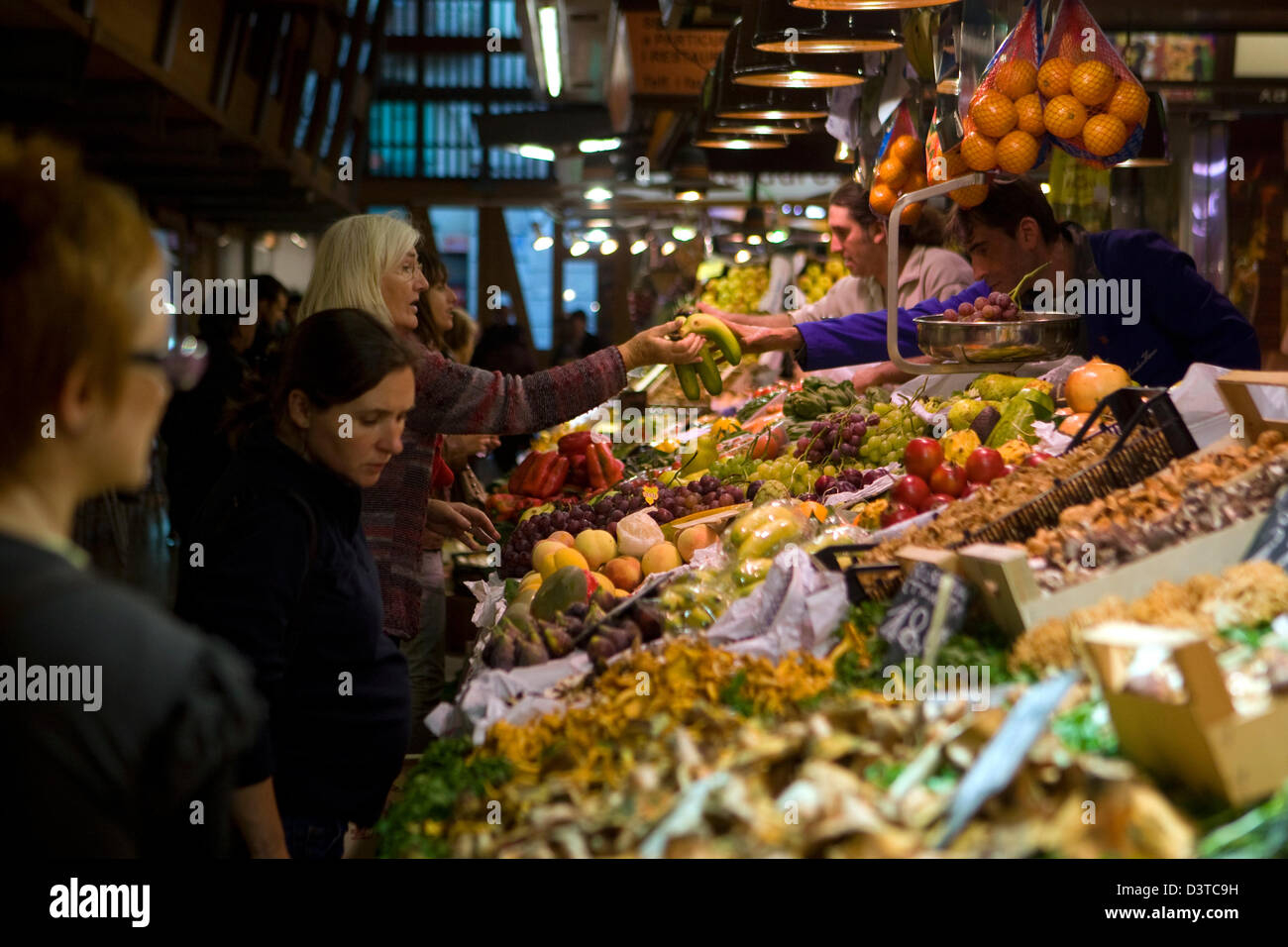 Barcelona, España, fruta y Gemueseverkauf el Mercado de Santa Caterina Foto de stock