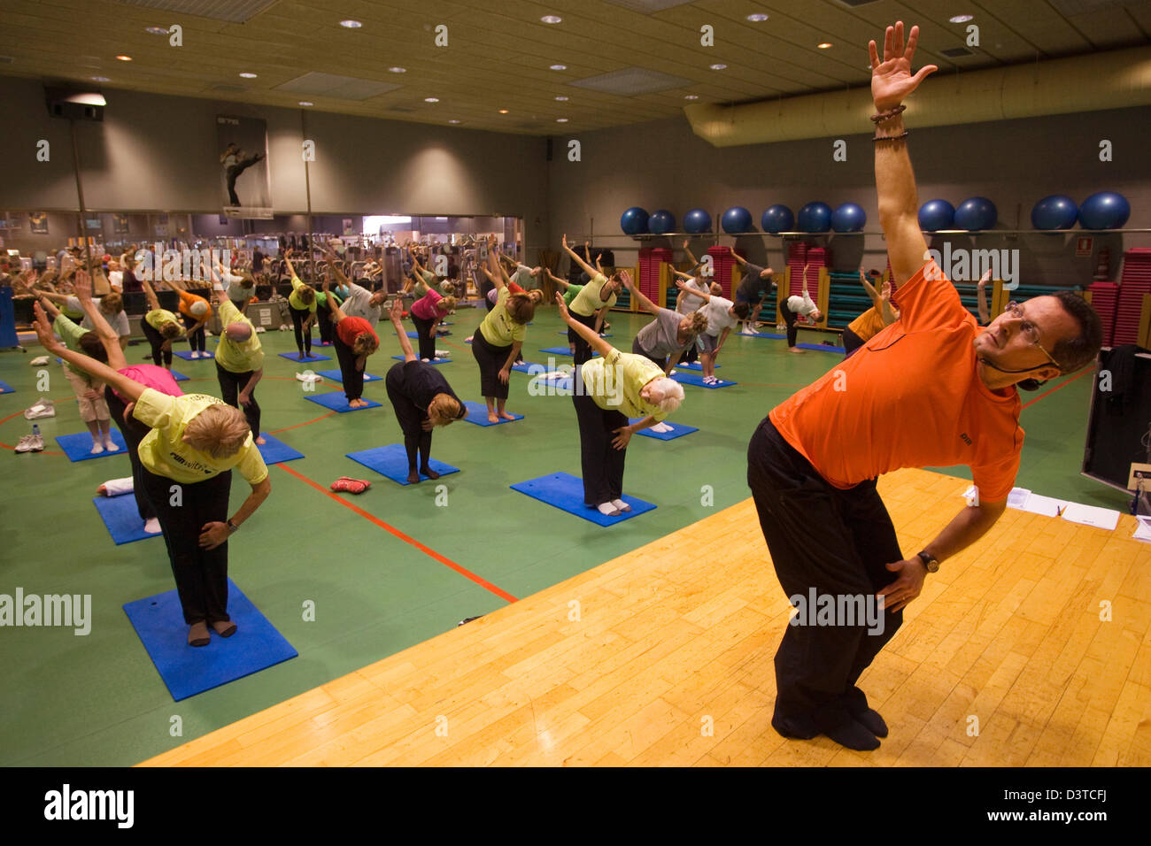 Barcelona, España, clases de yoga para personas mayores, el profesor de yoga es una práctica Foto de stock