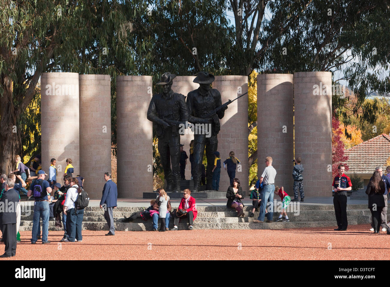 Las personas se reúnen en frente del Ejército Australiano para el Día Anzac Memorial conmemoraciones. Canberra, Australian Capital Territory (ACT), una Foto de stock