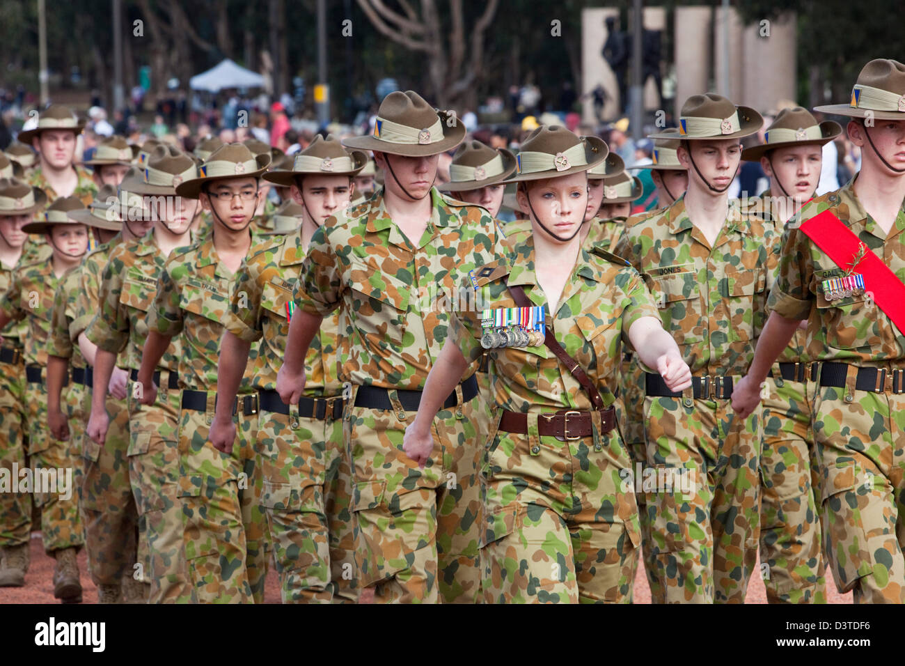 Los jóvenes militares marchando en el desfile durante el Día Anzac conmemoraciones. Canberra, Australian Capital Territory (ACT), Australia Foto de stock
