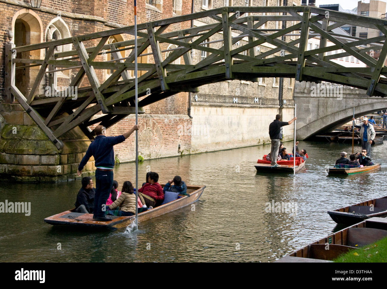 Navegar por el río Cam la espalda con puente matemático Queens College de Cambridge Cambridge Inglaterra Europa Foto de stock