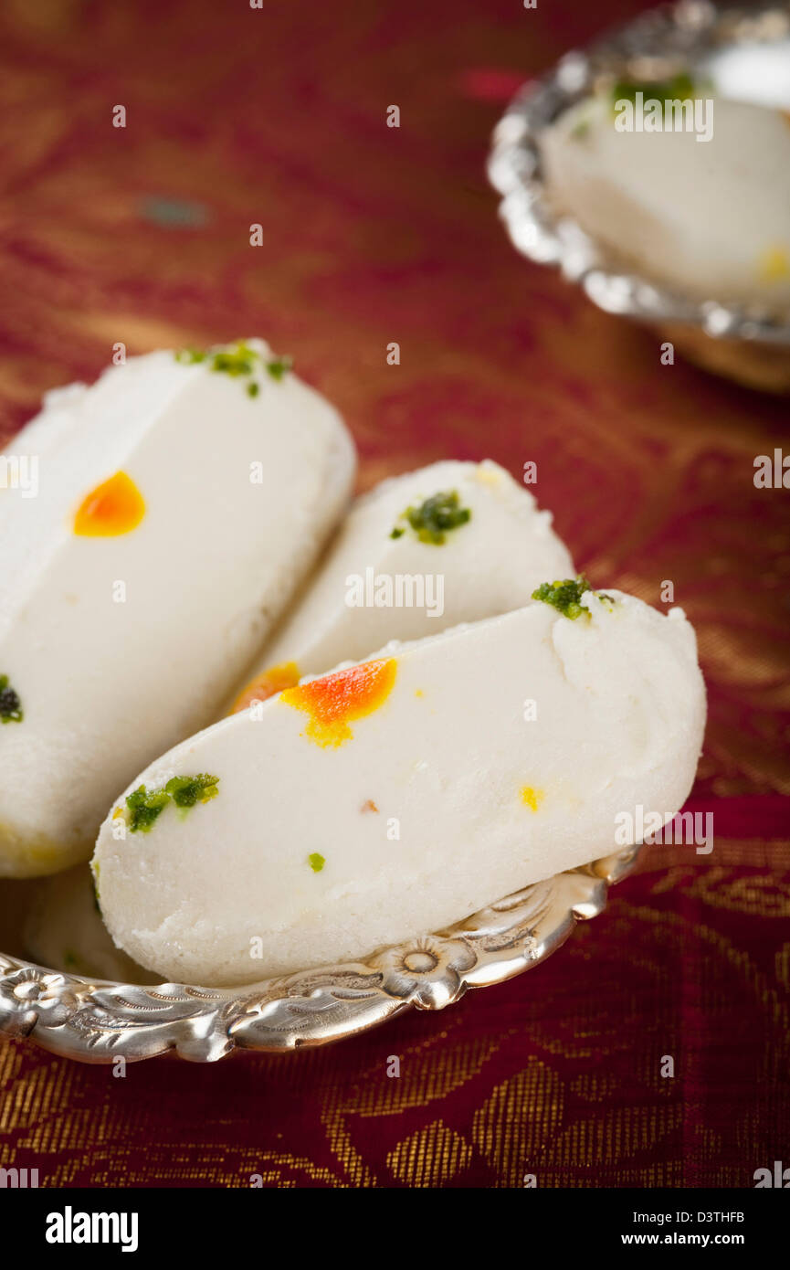 Cham cham, un dulce tradicional de la India hecha de chhena (requesón) y khoya (sólido) de leche Foto de stock