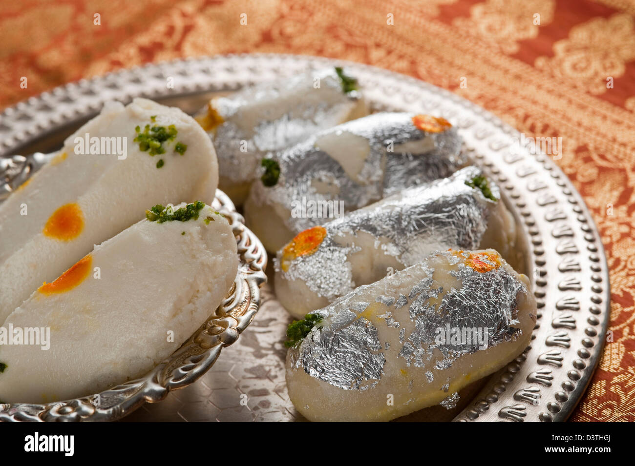 Close-up de cham cham, un dulce tradicional de la India hecha de chhena (requesón) y khoya (sólido) de leche Foto de stock