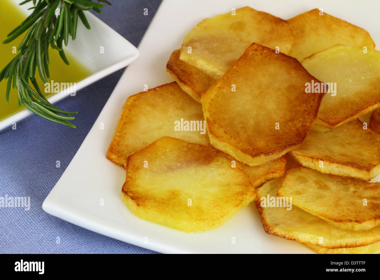 Patatas fritas, aceite de oliva y Romero Foto de stock