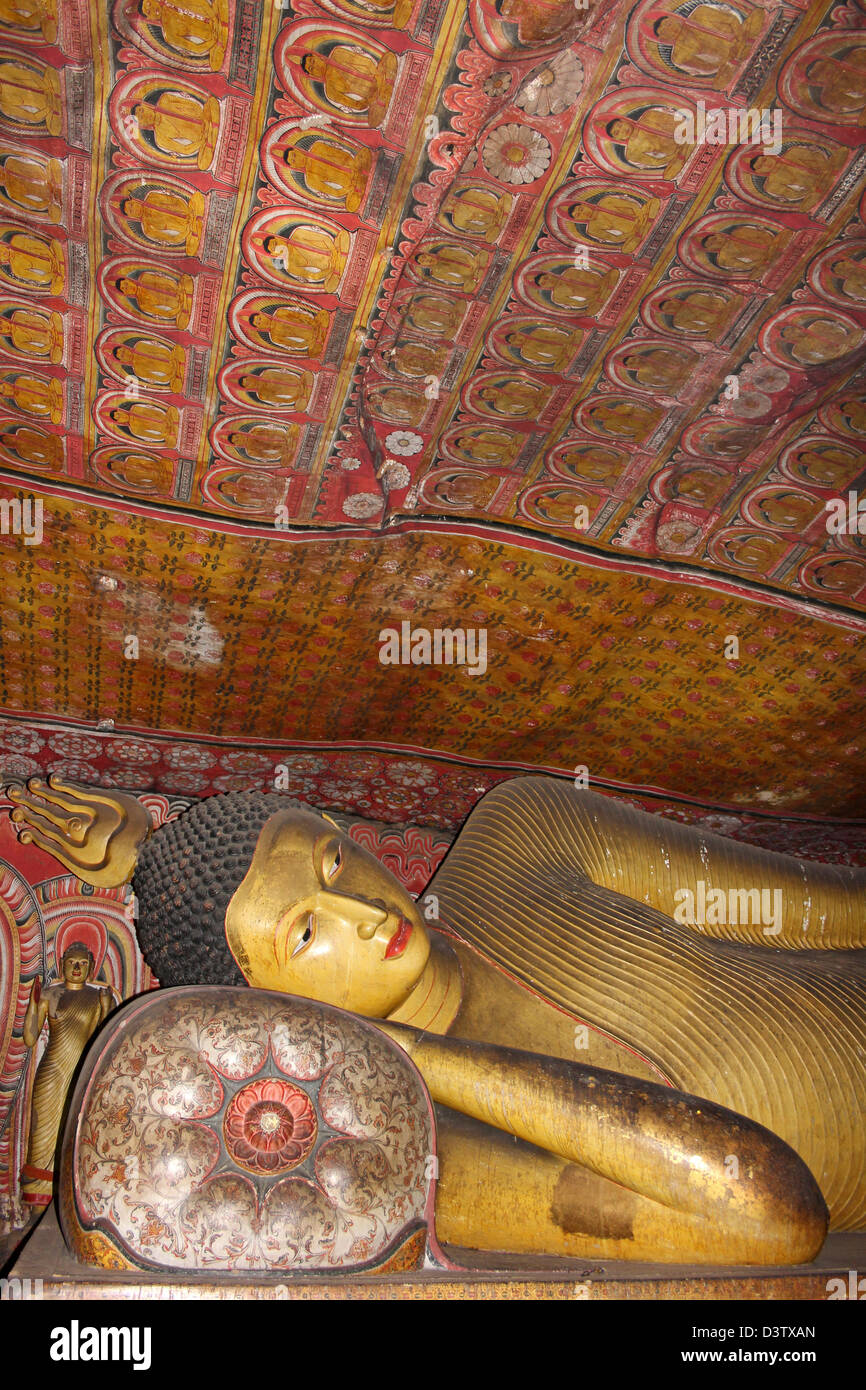 El Buda reclinado en el Maha Viharaya Alut Templo Cueva Foto de stock