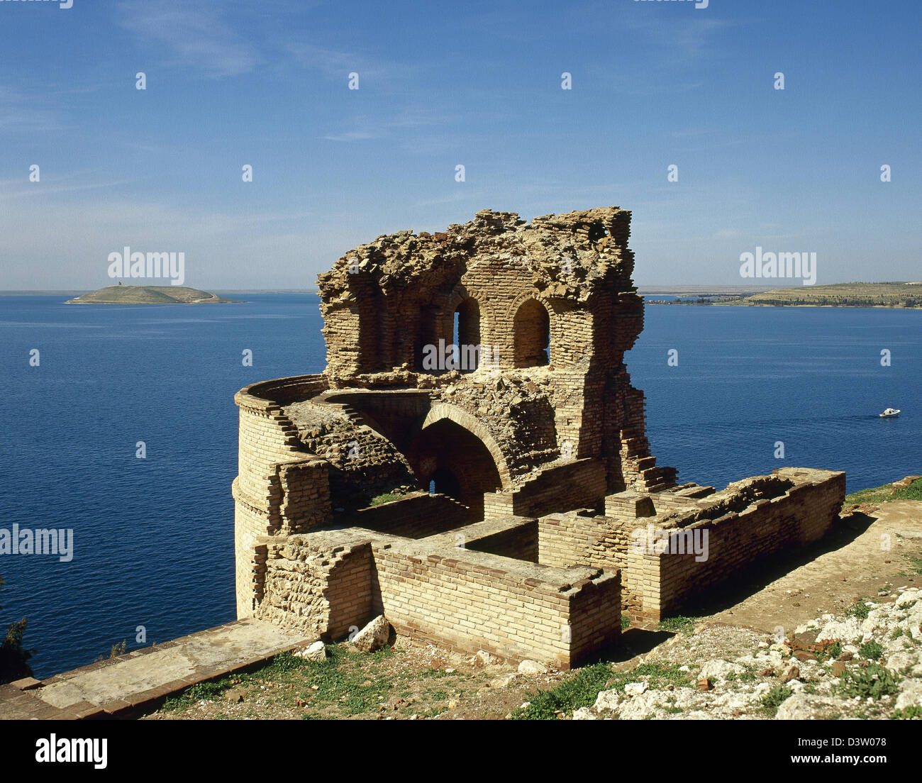 Siria. Torre defensiva del Qalat Jabar, fortaleza árabe sobre las orillas del Lago de Assab. Cerca de Ar Raqqah. Foto de stock