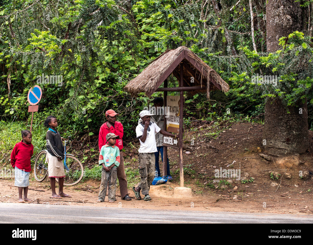 Pueblo malgache esperando en la parada del autobús de Andasibe Madagascar Foto de stock
