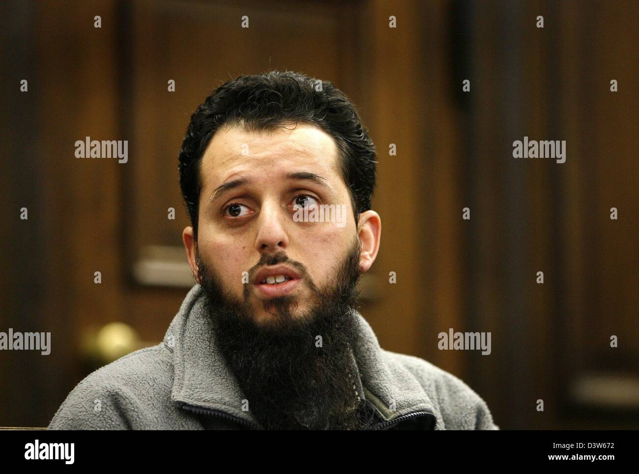 Marroquí Mounir El Motassadeq espera el comienzo de su audiencia en un tribunal de Hamburgo, Alemania, el viernes 05 de enero de 2007. Motassadeq, un amigo marroquí de los secuestradores del 11 de septiembre, que fue declarado culpable el año pasado de ser cómplice de asesinato masivo apareció en un tribunal alemán el viernes en la primera de varias audiencias para decidir su condena. El marroquí, miembro de un grupo de ra Foto de stock
