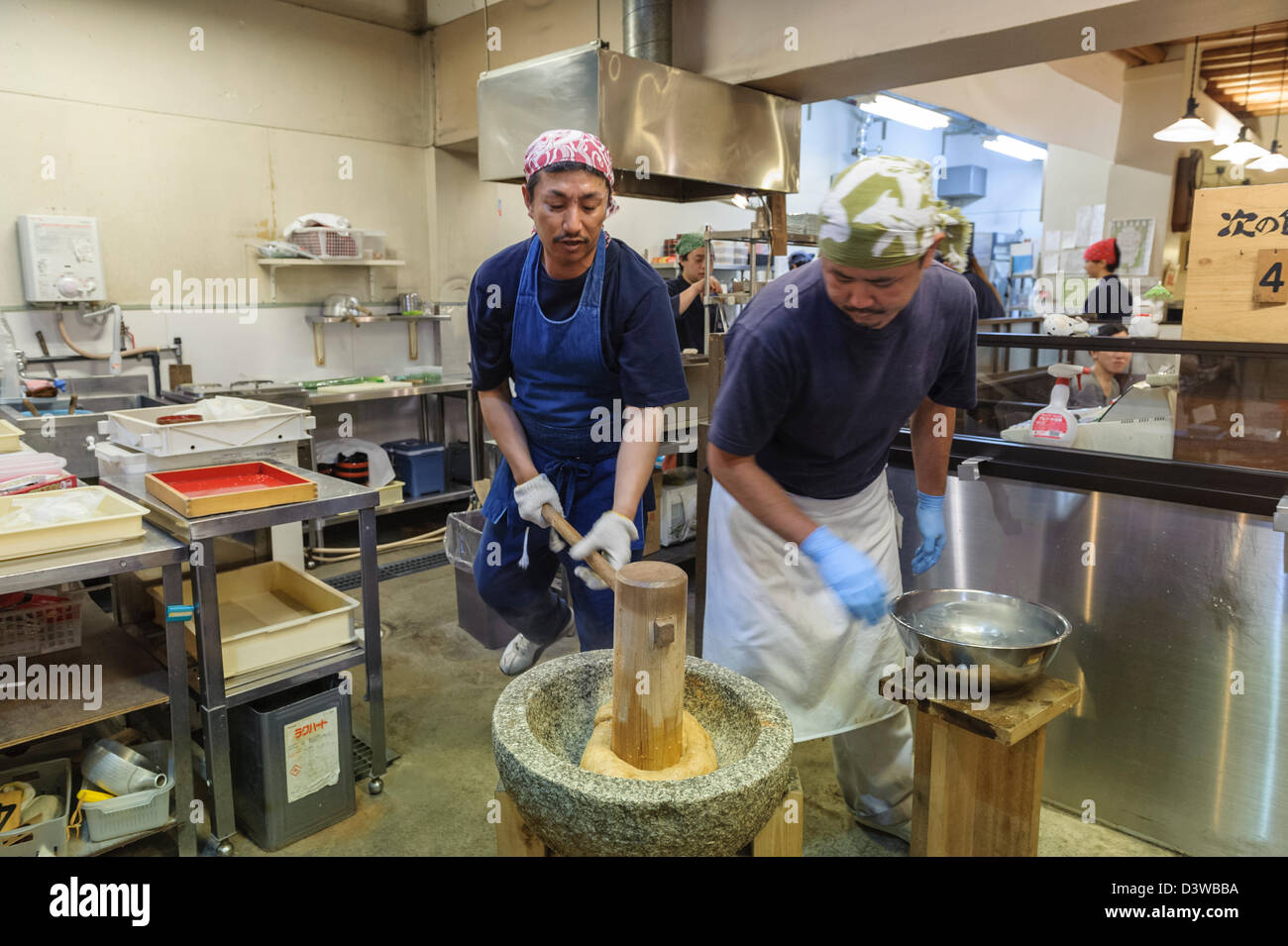 Los hombres que trabajan en el mercado de alimentos Nishiki, Kyoto, Japón, Asia Foto de stock