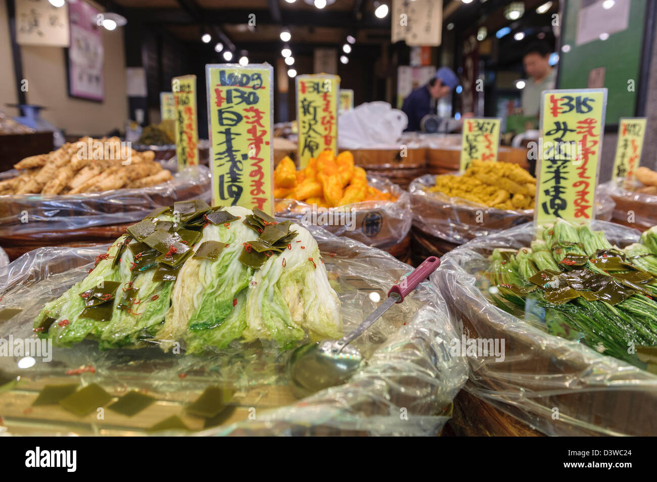 Puesto de comida en el mercado de alimentos Nishiki, Kyoto, Japón, Asia Foto de stock