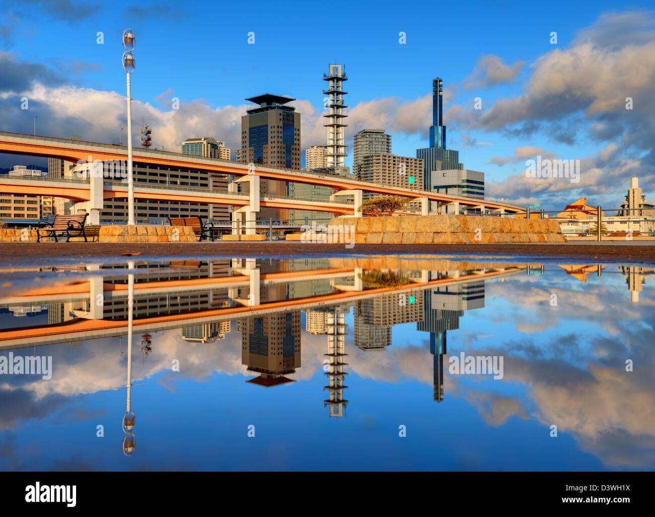 Moderna ciudad con reflejos naturales en un charco de Kobe, Japón. Foto de stock