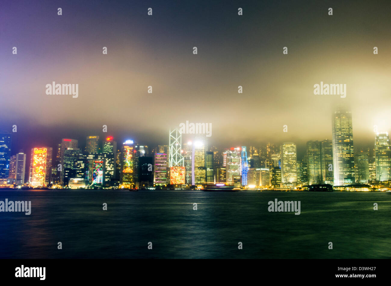 Puerto Victoria en una noche neblinosa, Hong Kong, China. Vista panorámica. Foto de stock