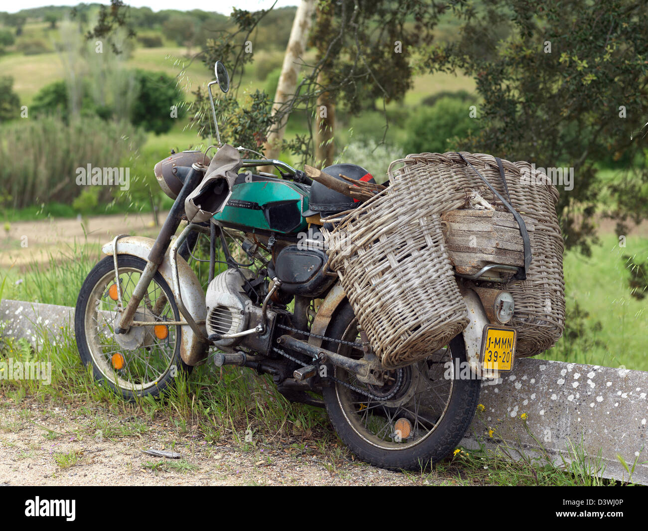 Antigua motocicleta con cestas Fotografía de stock - Alamy