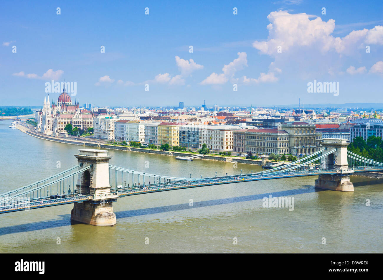 Edificio del Parlamento húngaro con el puente de cadena Szechenyi Lanchid sobre el río Danubio Budapest, Hungría Europa de la UE Foto de stock
