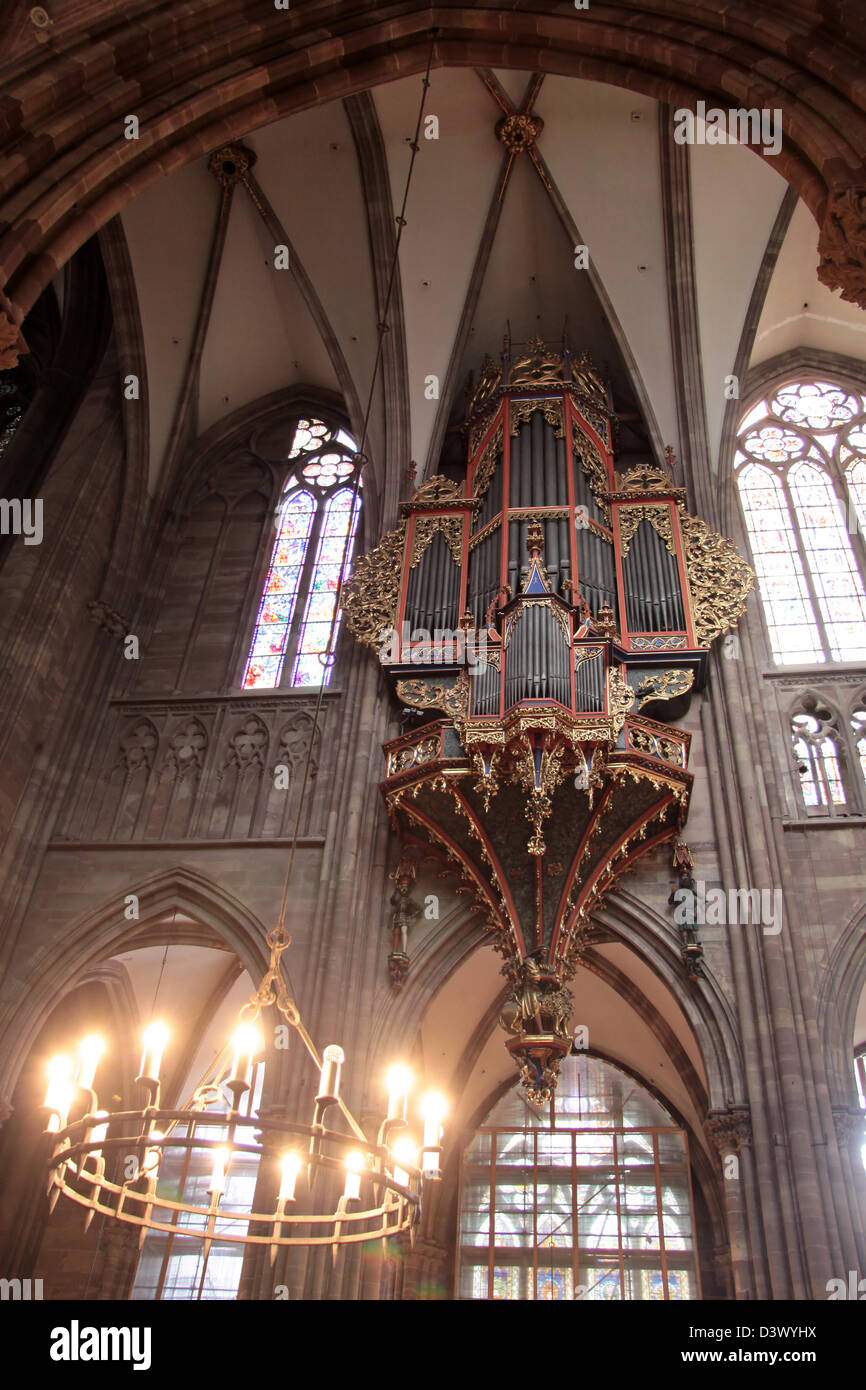 Candleholder y órgano en la catedral de Estrasburgo en Estrasburgo, Alsacia, Francia Foto de stock