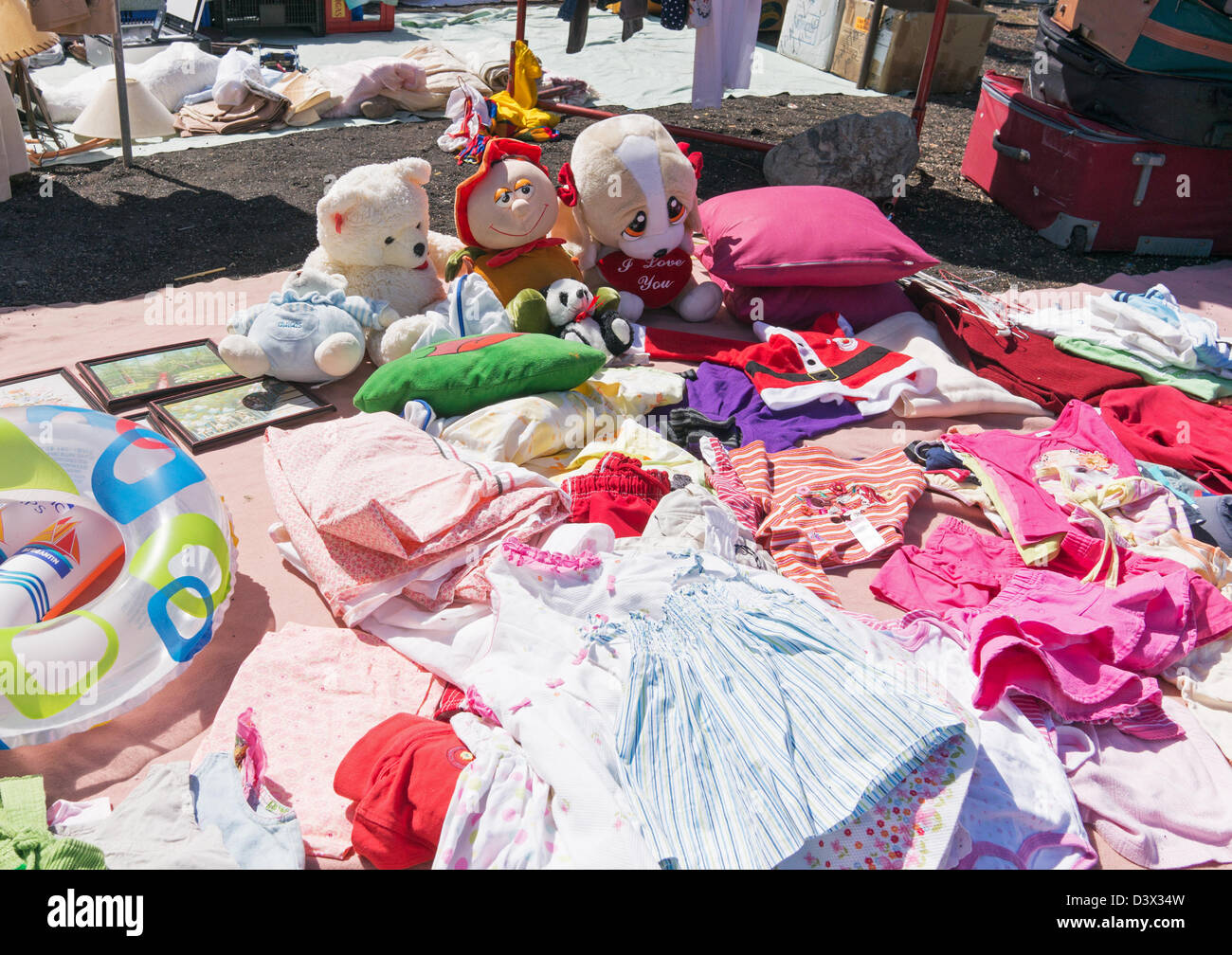 Ropa de niños y juguetes de peluche para la venta en el Mercadillo de Playa  del Ingles, Gran Canaria Fotografía de stock - Alamy