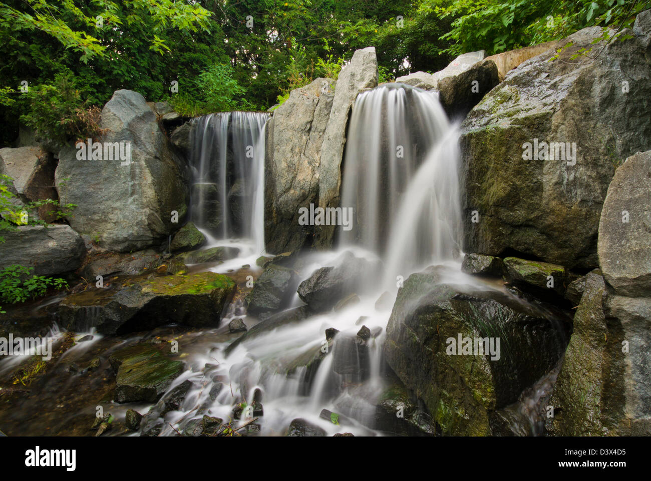 Hermoso, tranquilo cascada en el bosque -Canadá Foto de stock