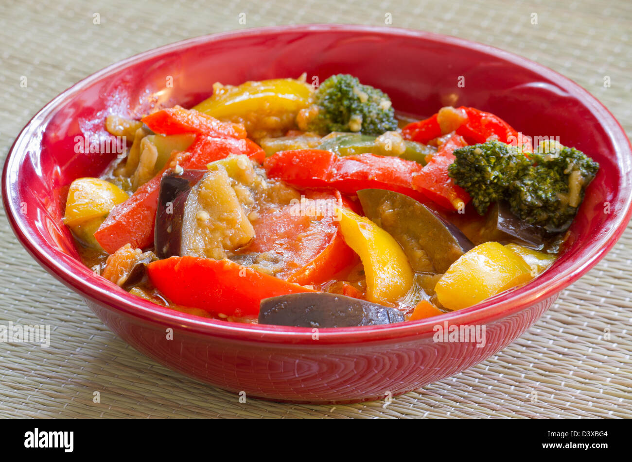 Plato de verdura tradicional francesa-pisto hecha con vegetales frescos Foto de stock