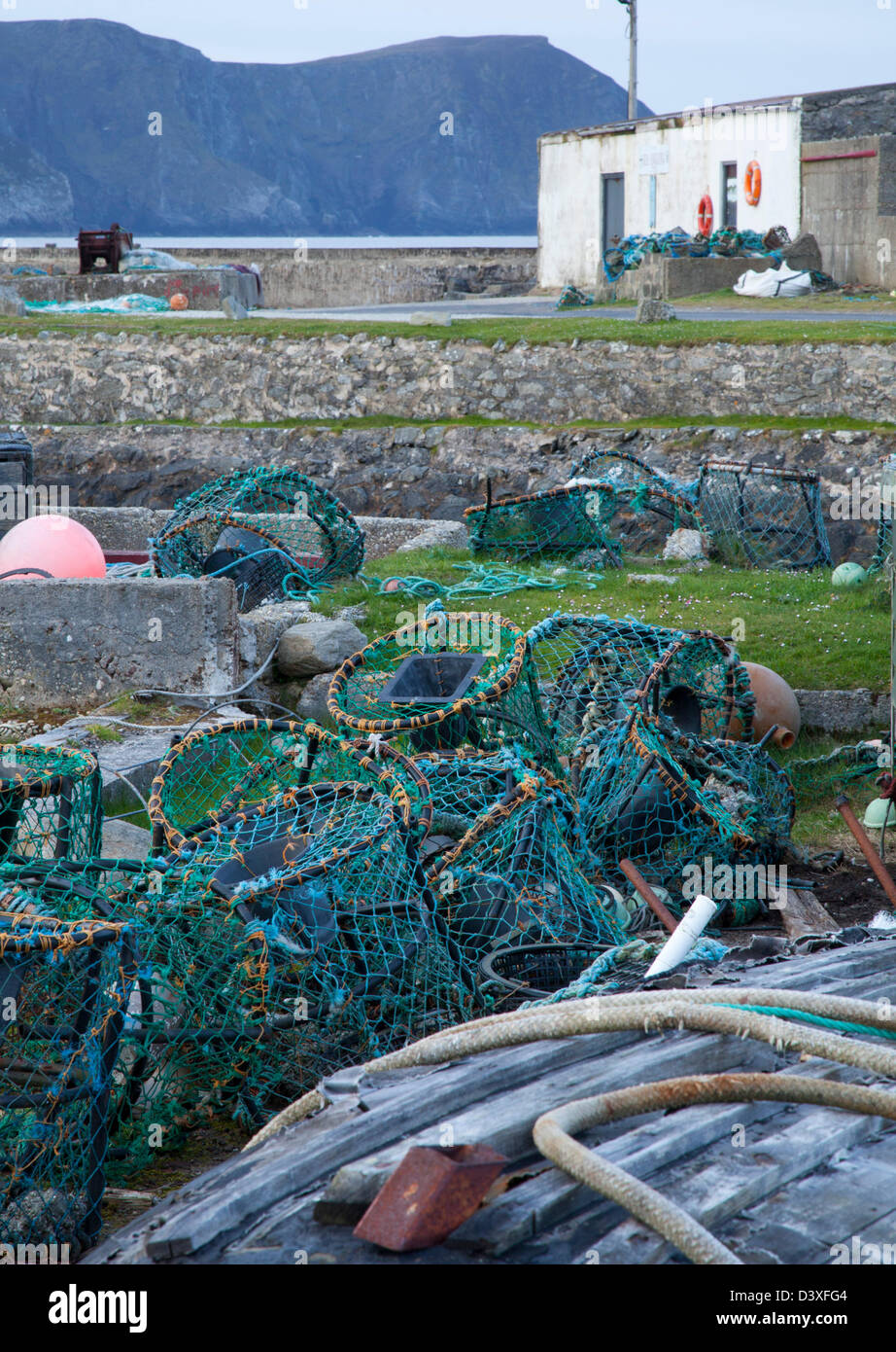 Barcos de pesca de langosta y ollas en Purteen puerto, Achill Island, Co Mayo, Irlanda. Foto de stock