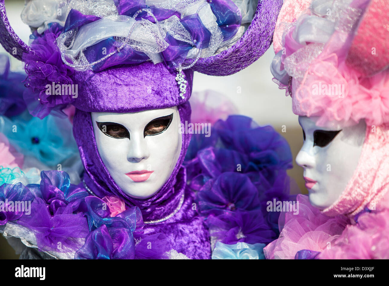 Annecy, Francia. 24 de febrero de 2013. Retrato de dos personas disfrazadas  en complejos disfraces posando para los turistas en Annecy durante el  Carnaval de Venecia el 24 de febrero de 2013. ©