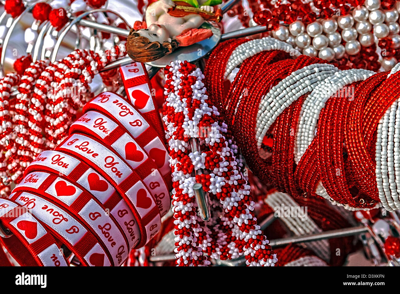 Pulseras con amor logos, abalorios y collares en blanco y rojo, se muestra en un stand. Simboliza la llegada de la primavera Fotografía de stock - Alamy