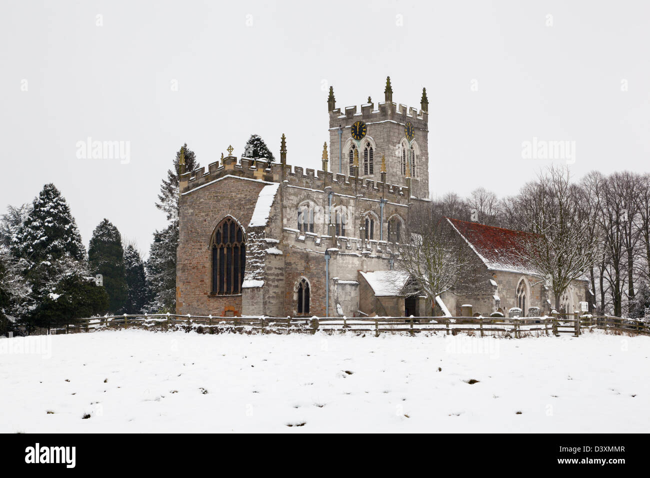 La Iglesia de San Pedro, también conocido como el Santuario de Saxon. Wootton Wawen, Warwickshire, Inglaterra, Reino Unido. Foto de stock