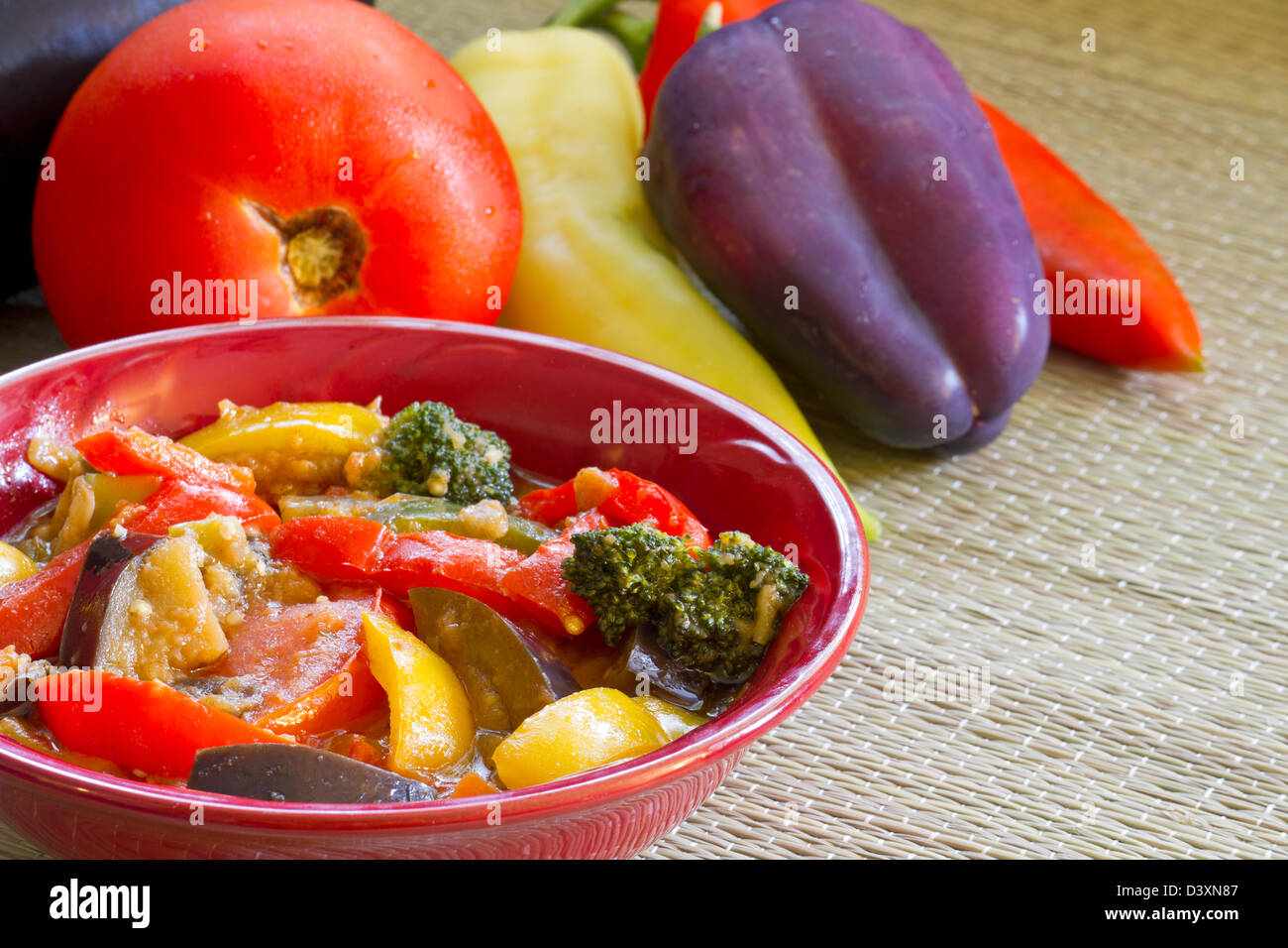 Plato de verdura tradicional francesa-pisto con verduras frescas en backgroun Foto de stock