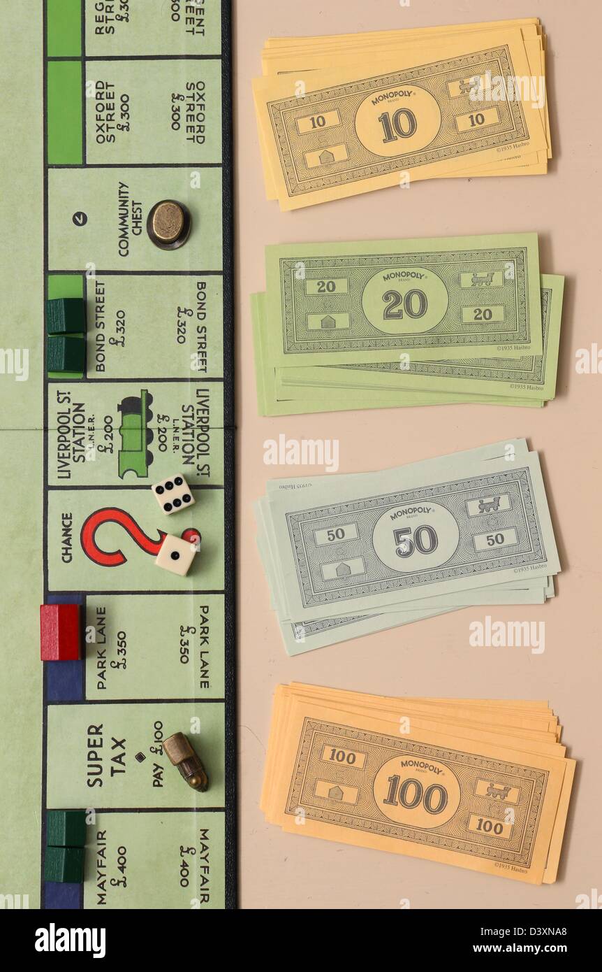 malo esqueleto opción Edición en español del juego de tablero de monopolio Fotografía de stock -  Alamy