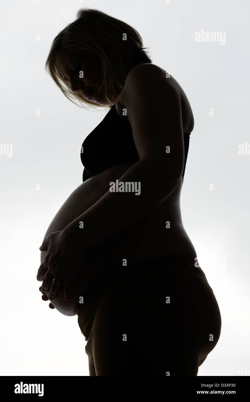 La silueta de una mujer embarazada. Foto de stock