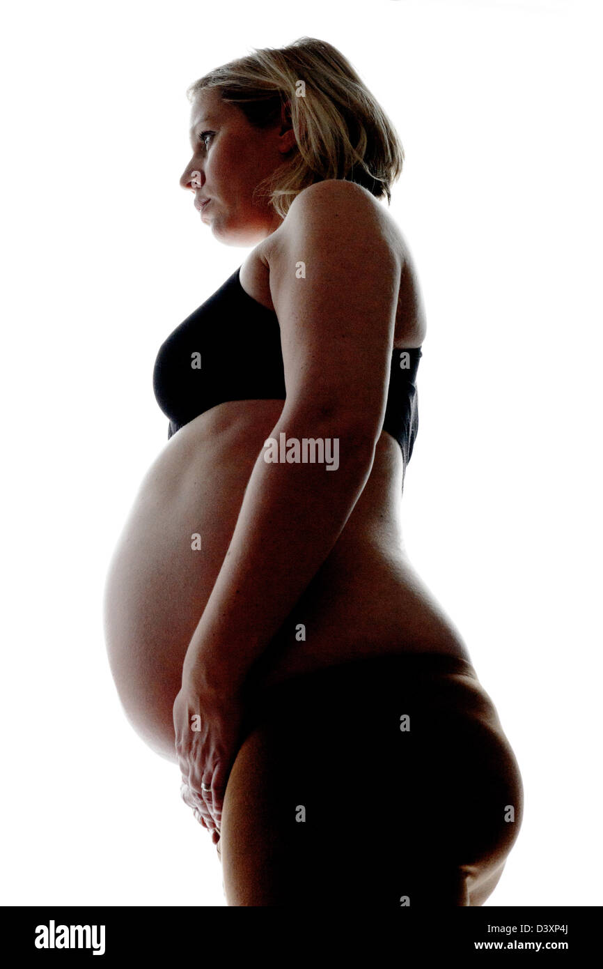 La silueta de una mujer embarazada. Foto de stock