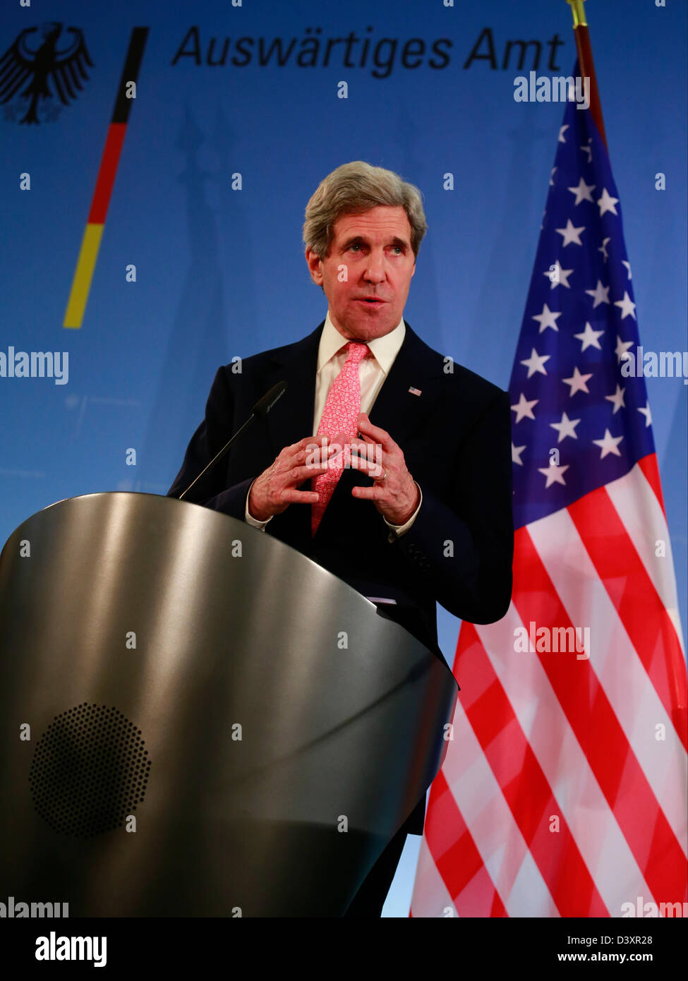 Berlín, Alemania. 26 de febrero de 2013. Declaraciones a la prensa tras la reunión celebrada entre el Secretario de Estado norteamericano John Kerry y el Ministro de Asuntos Exteriores alemán Guido Westerwelle en Berlín. En la foto: John Kerry, Secretario de Estado de los EE.UU. Crédito: Reynaldo Chaib Paganelli / Alamy Live News Foto de stock