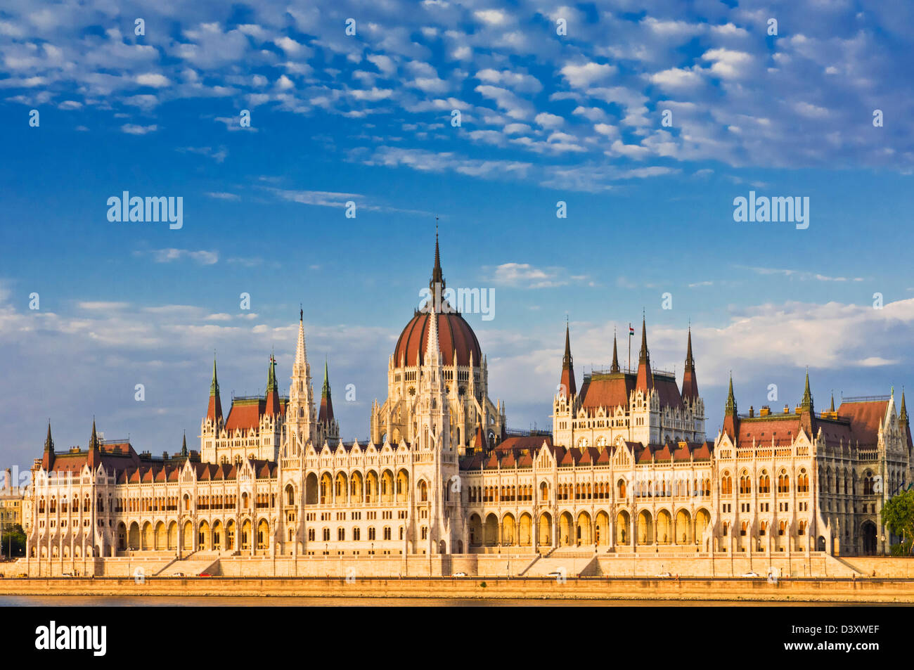 El neo-gótico edificio del Parlamento húngaro, diseñado por Imre Steindl, Budapest, Hungría, Europa, UE Foto de stock
