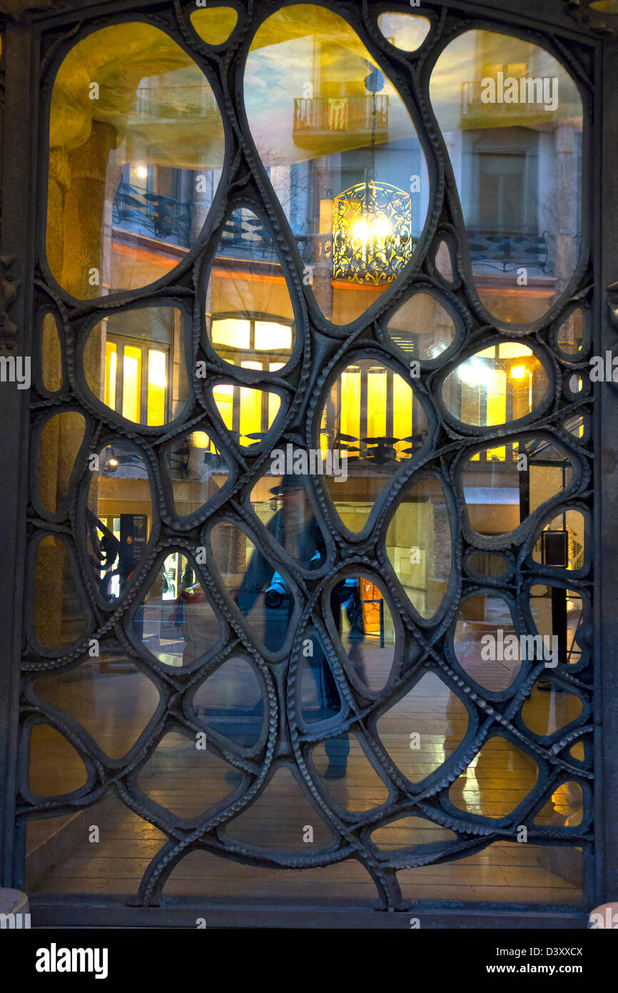 Detalle de la puerta de entrada de hierro fundido en la Casa Milà o La  Pedrera diseñado por Antoni Gaudí, Barcelona, España, Europa Fotografía de  stock - Alamy