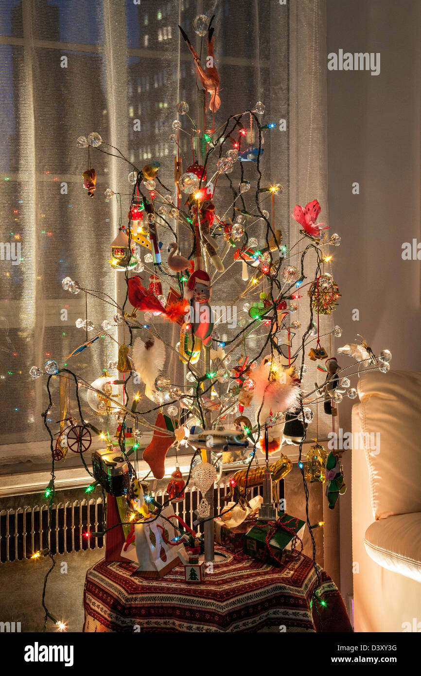 árbol de navidad de metal fotografías e imágenes de alta resolución - Alamy