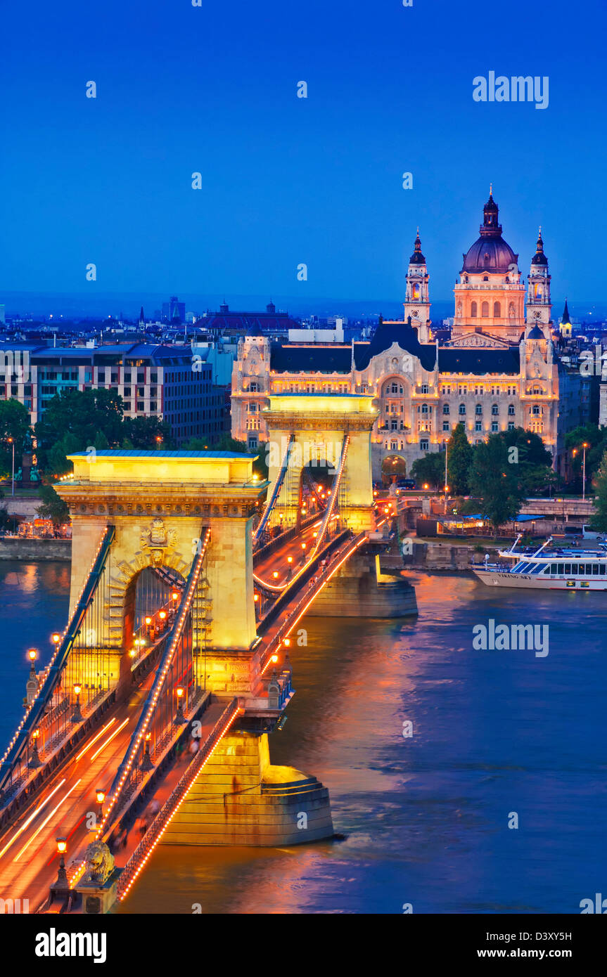 El Puente de las cadenas sobre el río Danubio iluminado al atardecer con semáforo senderos Budapest, Hungría, Europa, UE Foto de stock