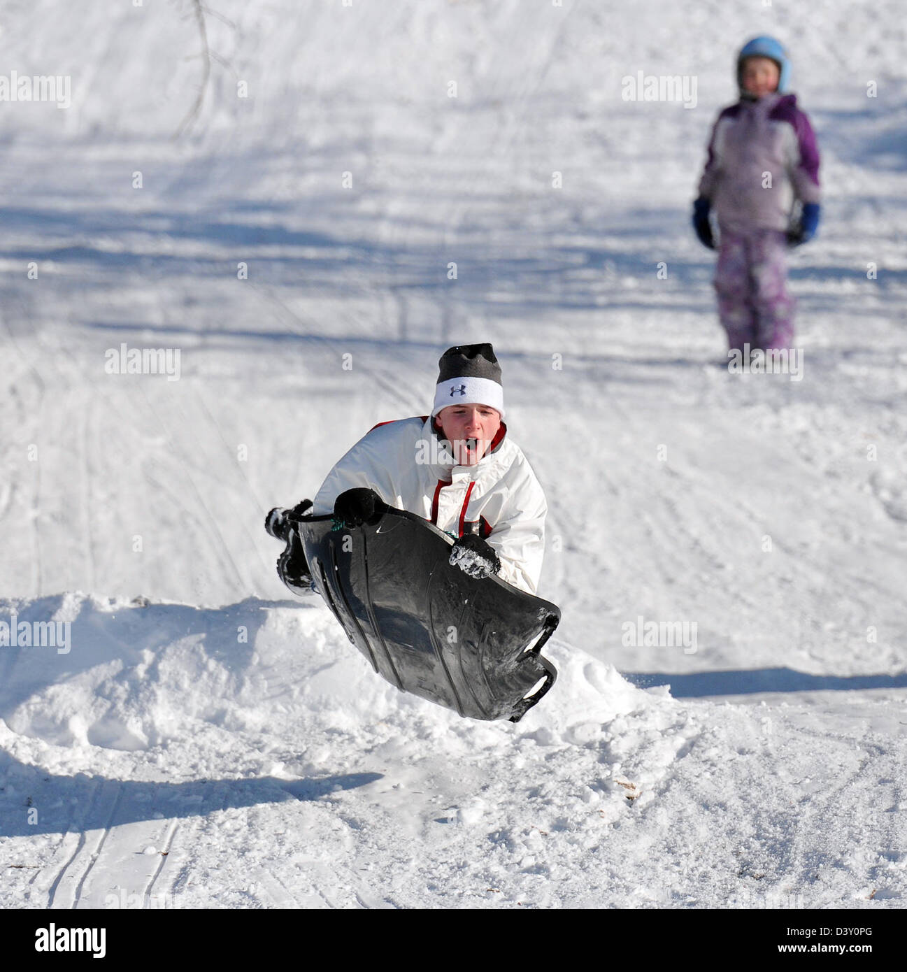 Los niños de trineo en CT USA. Diversión de invierno en Nueva Inglaterra. Foto de stock