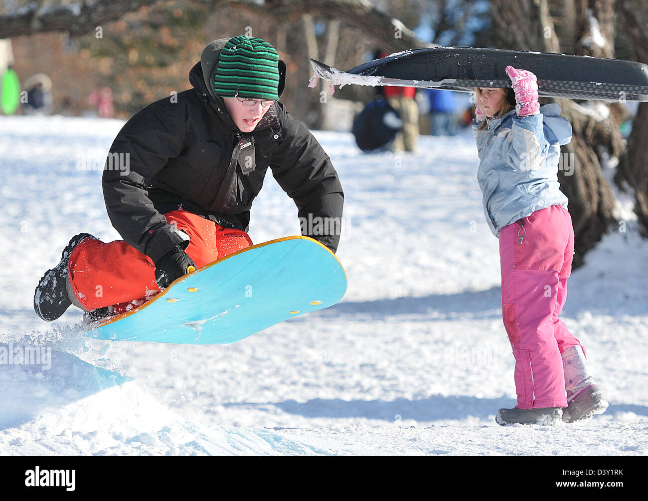Los niños de trineo en CT USA. Diversión de invierno en Nueva Inglaterra. Foto de stock