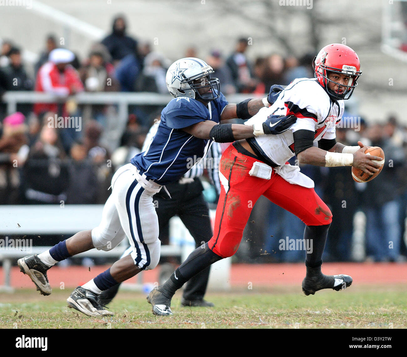 Juego de fútbol americano a nivel High School en New Haven CT USA entre rivales de la misma ciudad de Wilbur Cross y Hillhouse Colegios Foto de stock