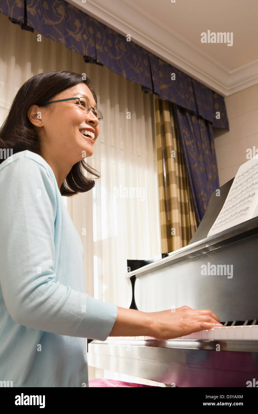 Mujer China tocando el piano Fotografía de stock - Alamy