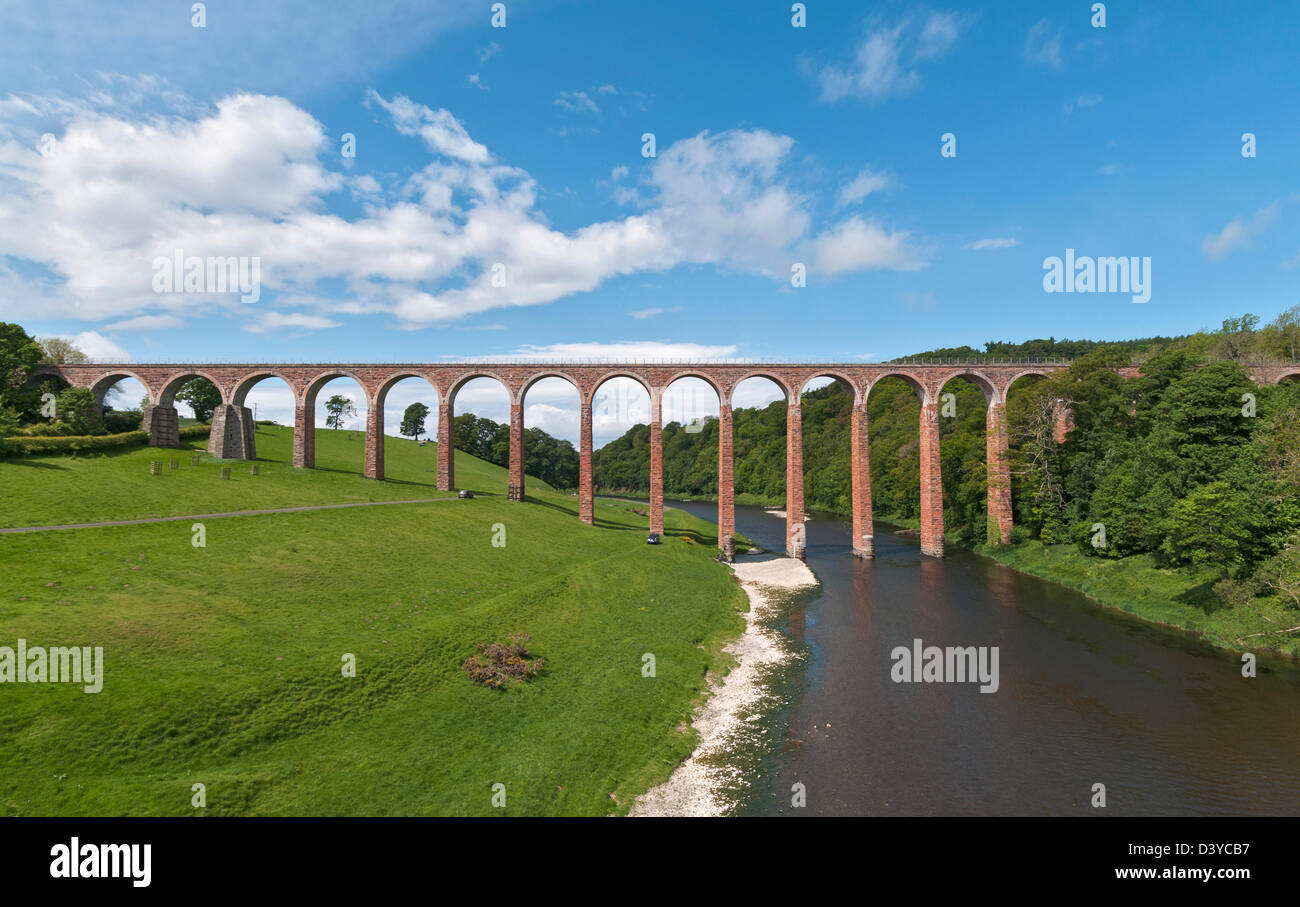 Escocia, Scottish Borders, Leaderfoot viaducto ferroviario sobre el río Tweed, abrió 1863 Foto de stock