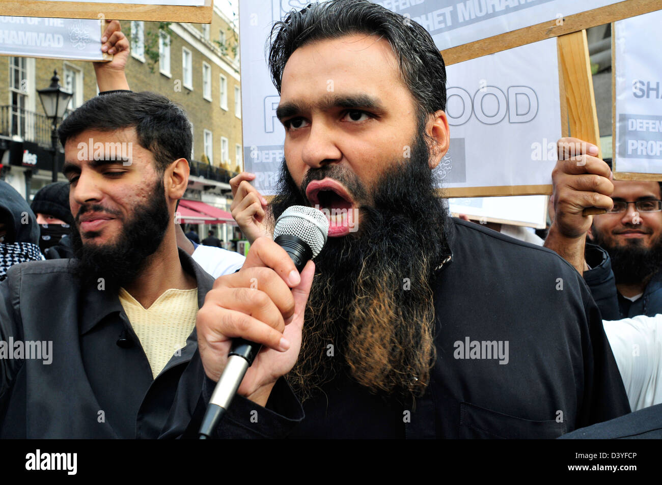 Un hombre barbado grita consignas durante una protesta contra el Profeta Mohammad caricaturas. Londres, Reino Unido Foto de stock