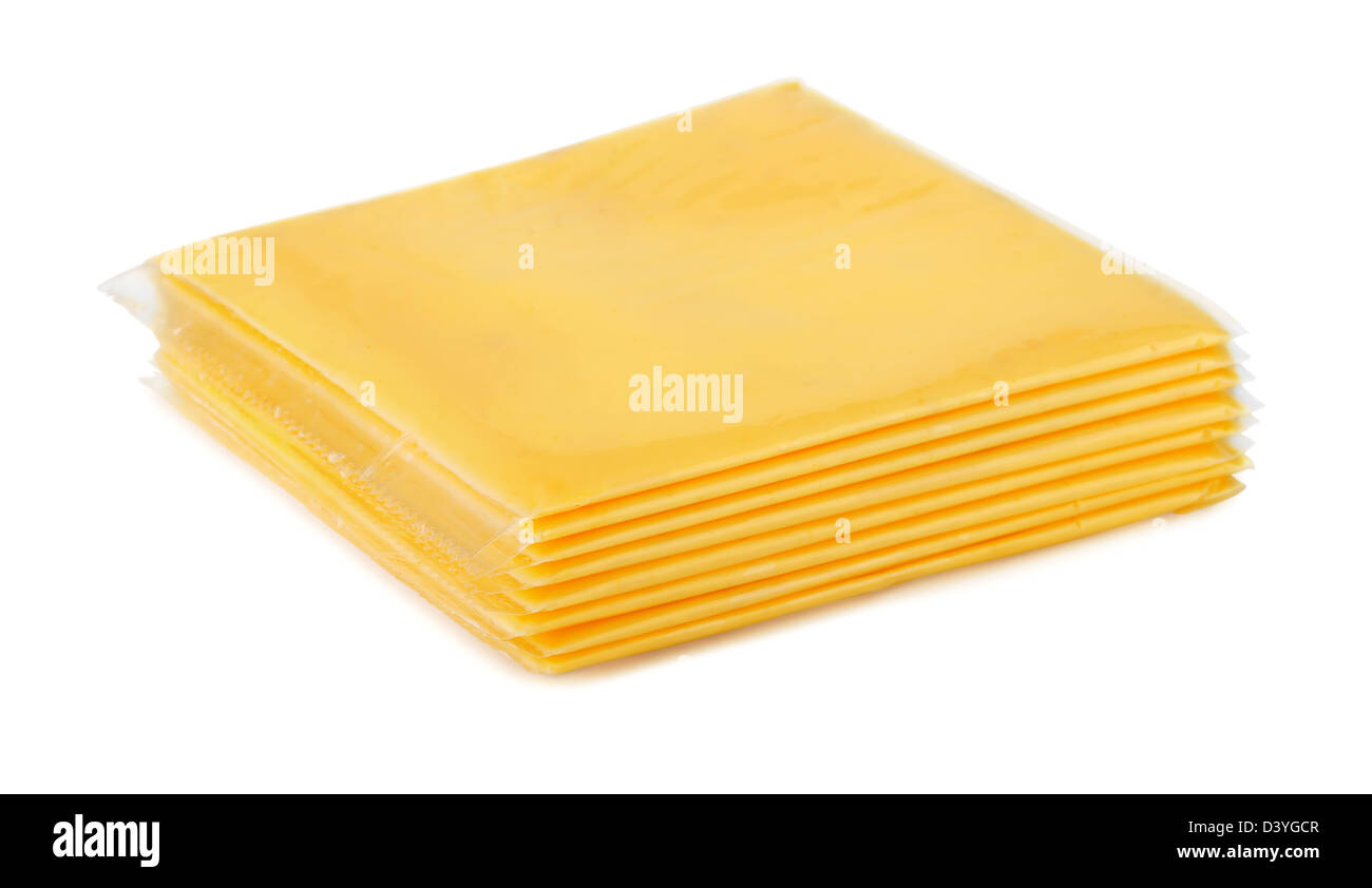 Envuelto procesado queso en lonchas aislado en blanco Foto de stock